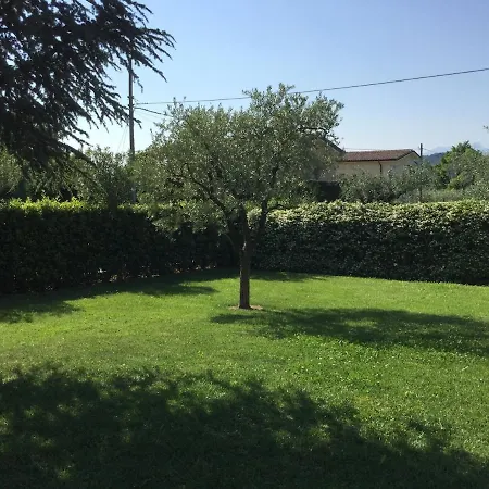 Two Family - Large Garden, View, Shared Pool Casa vacanze